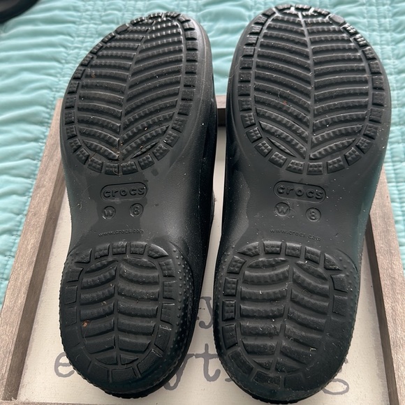 Women’s lined Crocs SZ 8 color is black - Picture 3 of 3